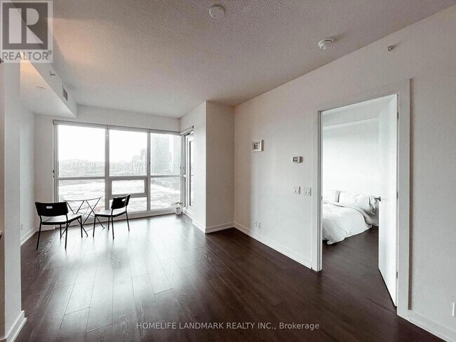 2220 Lake Shore Blvd W in Toronto, ON - Building Photo - Building Photo