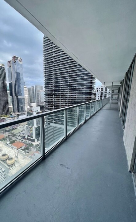 1111 SW 1st Ave, Unit 3522 in Miami, FL - Building Photo