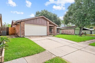 13910 New Village Ln in Sugar Land, TX - Building Photo - Building Photo