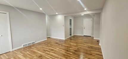 665 Milford Point Rd in Milford, CT - Building Photo - Building Photo