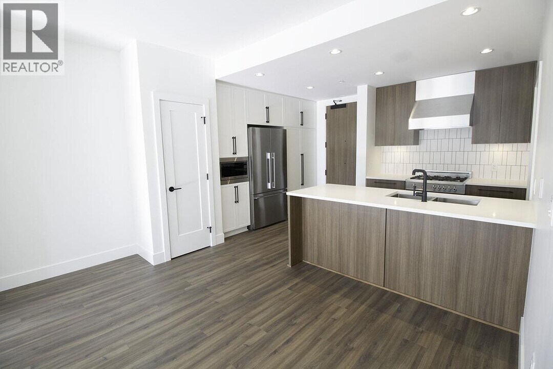 6933 Cambie St. in Vancouver, BC - Building Photo