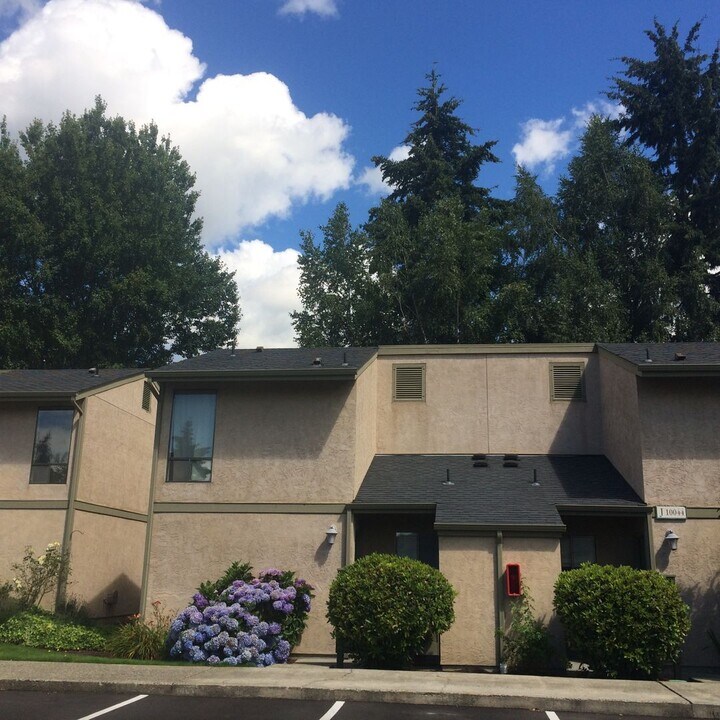 10044 NE 138th Pl in Kirkland, WA - Building Photo