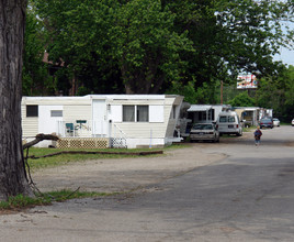 2410 Tremainsville Rd in Toledo, OH - Building Photo - Building Photo