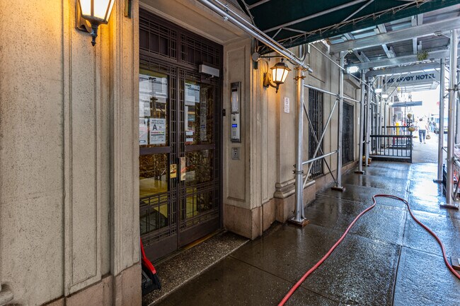 152 W 58th St in New York, NY - Building Photo - Building Photo