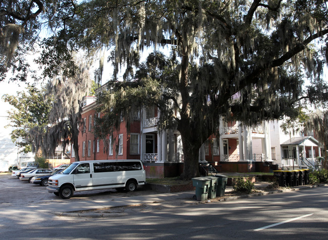 16-20 E 37th St in Savannah, GA - Foto de edificio - Building Photo