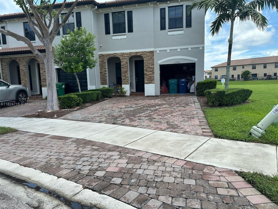23983 SW 118 Ave in Princeton, FL - Building Photo