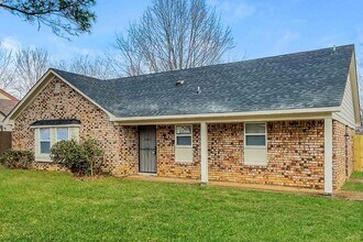 4290 Park Forest Dr in Memphis, TN - Foto de edificio - Building Photo