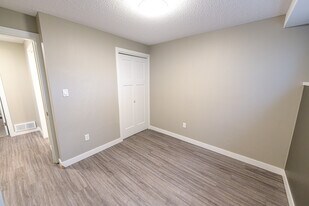 9306-93108 108 Ave in Grande Prairie, AB - Building Photo