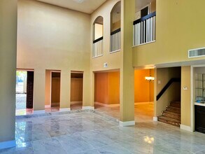 4560 Bellaire Blvd in Bellaire, TX - Building Photo - Building Photo