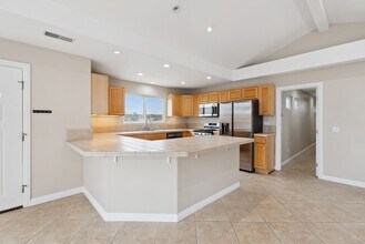 218 Highland St-Unit -Unit B in Newport Beach, CA - Building Photo - Building Photo