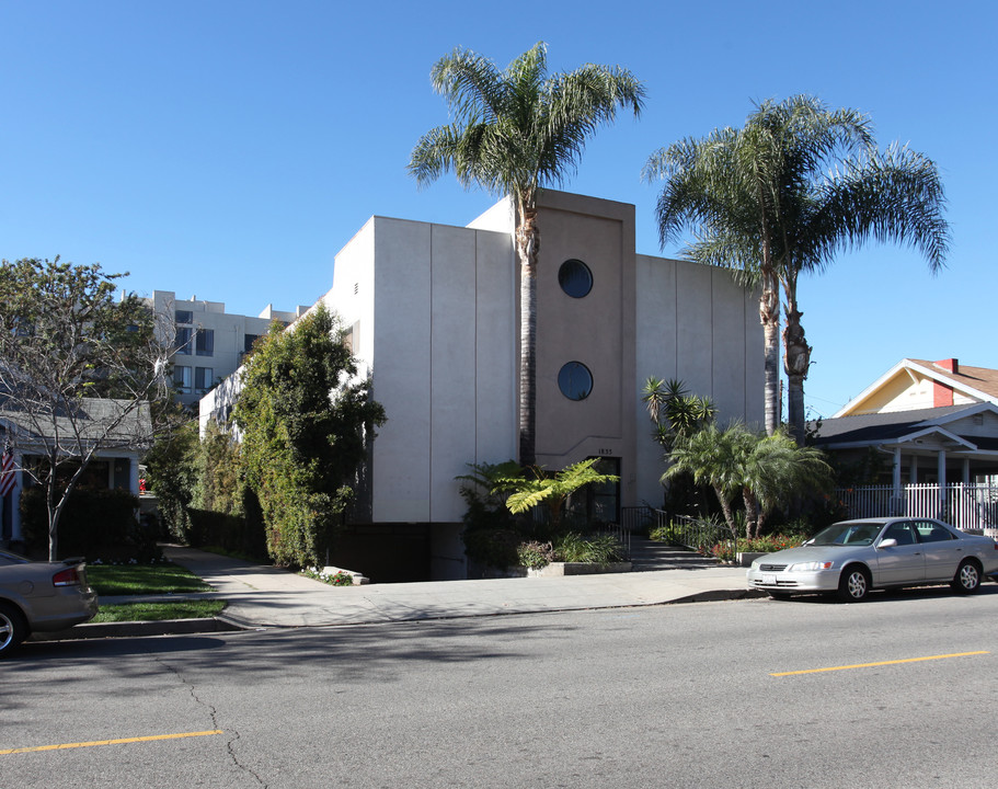 1833 N Edgemont St in Los Angeles, CA - Building Photo