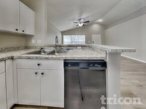 828 Cape Cod Cir in Valrico, FL - Building Photo - Building Photo