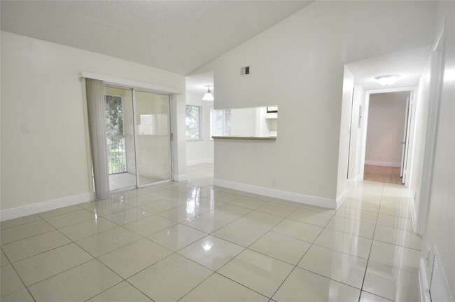 5646 Rock Island Rd, Unit 212 in Tamarac, FL - Building Photo - Building Photo