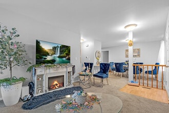 691 W Streamwood Blvd in Streamwood, IL - Building Photo - Building Photo