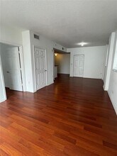 115 SW 11th St, Unit 605 in Miami, FL - Foto de edificio - Building Photo
