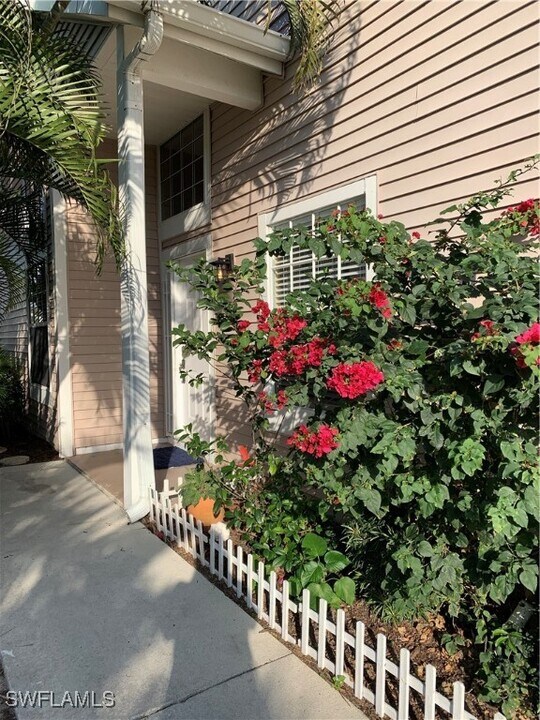 131 Bristol Ln in Naples, FL - Foto de edificio