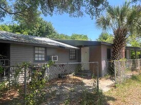 1036 Hawthorn Dr in Pensacola, FL - Building Photo