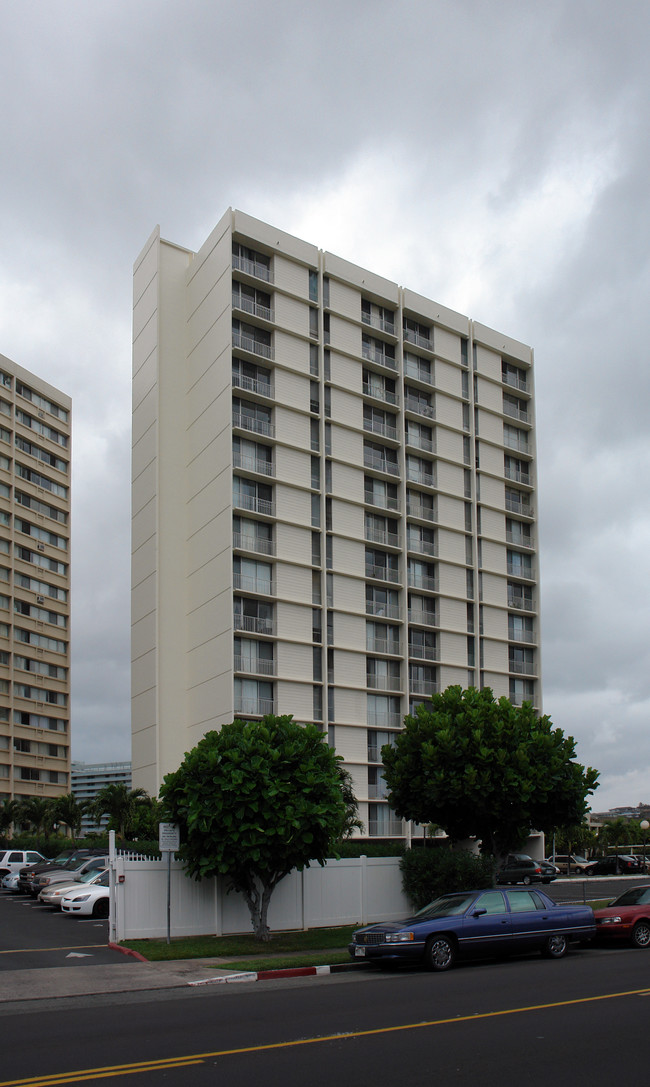 Holiday Lakeview in Honolulu, HI - Building Photo - Building Photo