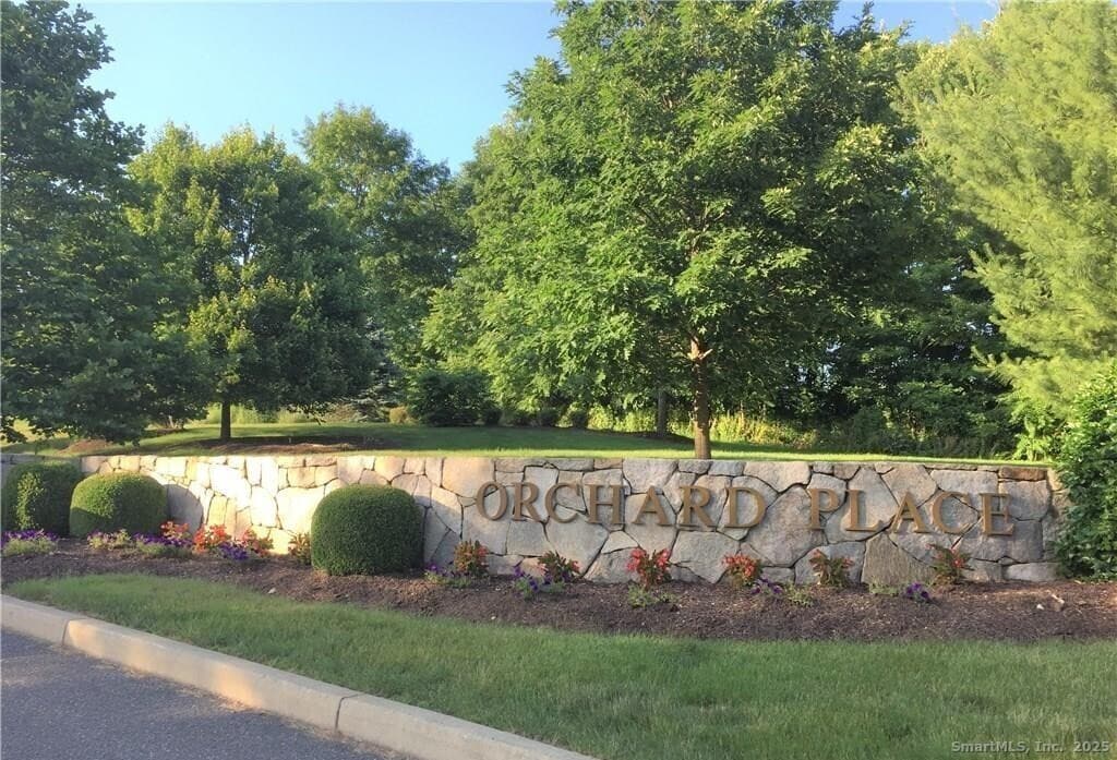 20 Orchard St in Brookfield, CT - Building Photo