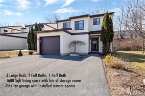 2 Magdalene Close in Middletown, NY - Building Photo