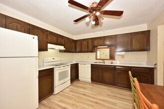 2076 Chateau Ct in Grafton, WI - Foto de edificio - Building Photo