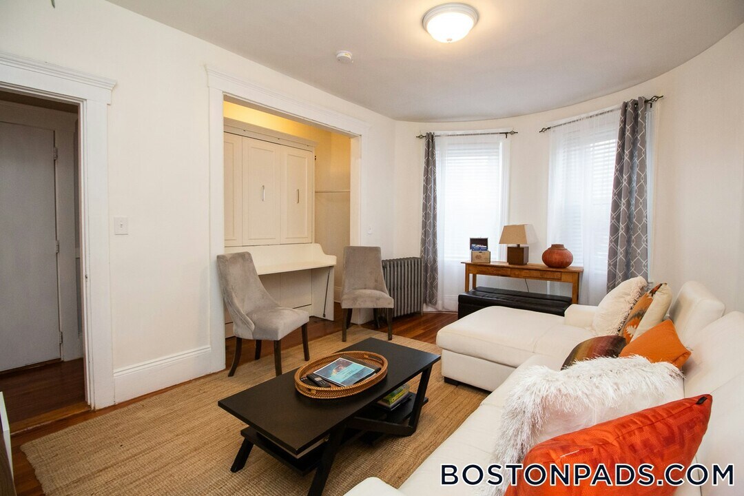 636 Washington St in Brookline, MA - Building Photo