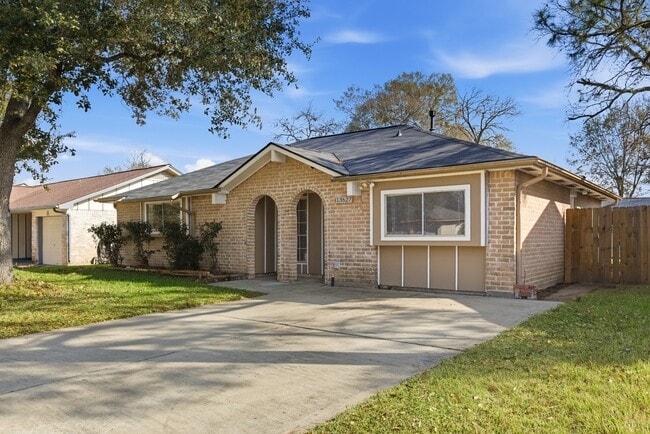 13627 Greenway Dr in Sugar Land, TX - Building Photo - Building Photo