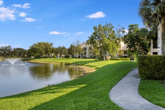 Village Crossing in West Palm Beach, FL - Building Photo - Building Photo