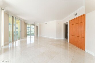 2877 Paradise Rd in Las Vegas, NV - Building Photo - Building Photo
