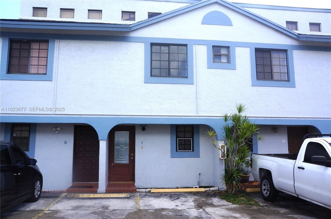 12065 SW 18th St in Miami, FL - Building Photo