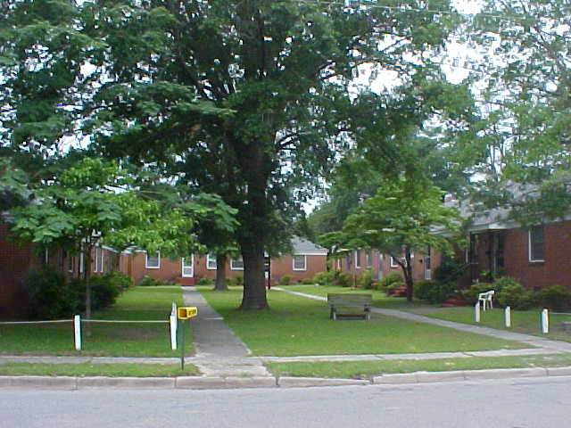 321 Charlotte St in Hamlet, NC - Foto de edificio