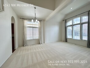 4143 NW Meisner Dr in Portland, OR - Building Photo - Building Photo