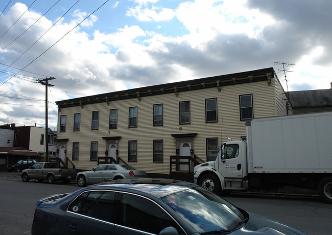 46 Columbia St in Cohoes, NY - Foto de edificio - Building Photo