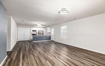 5910 Lady Ln in San Antonio, TX - Foto de edificio - Building Photo