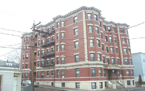 445 Essex St in Lynn, MA - Foto de edificio - Building Photo