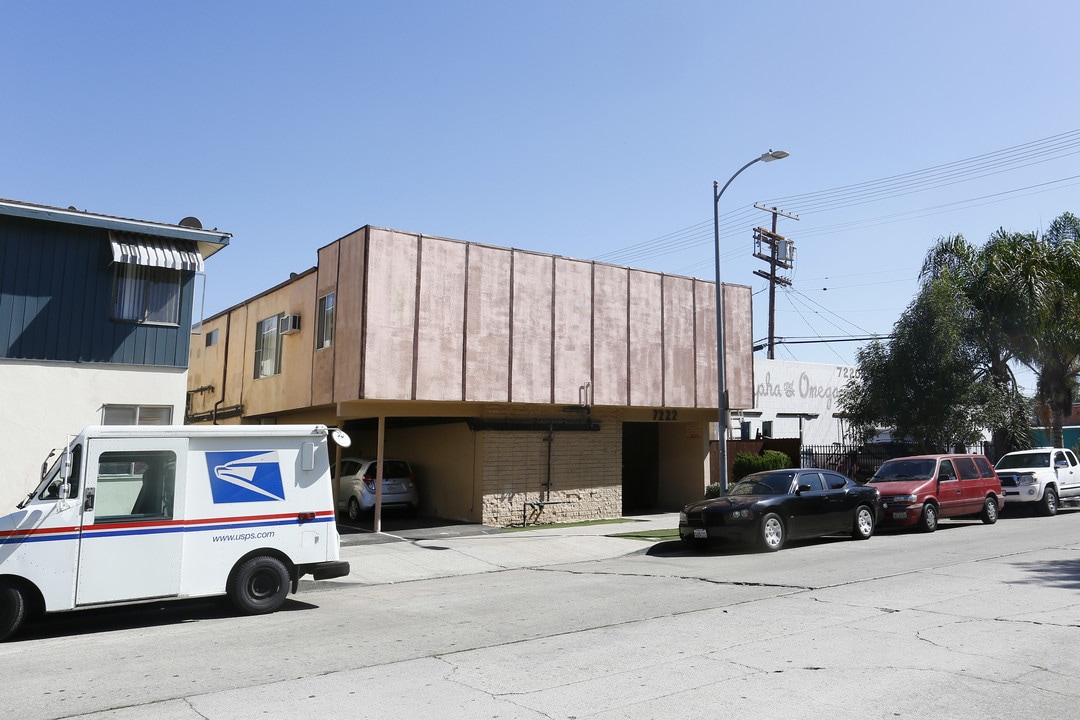 7222 Alabama Ave in Canoga Park, CA - Foto de edificio