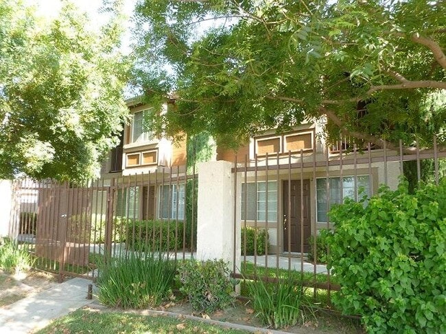 764 W Phillips St, Unit 14 in Ontario, CA - Foto de edificio - Building Photo