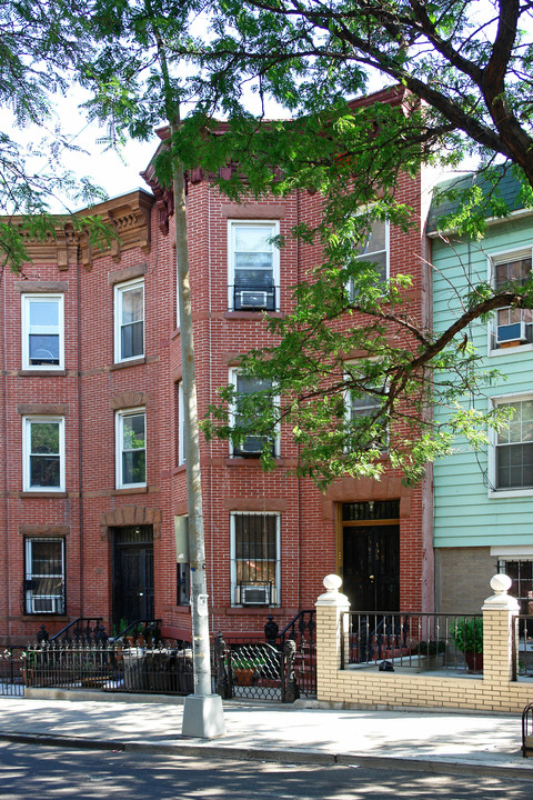 195 17th St in Brooklyn, NY - Building Photo