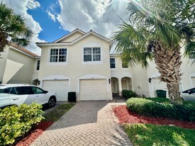 996 Hampton Cir in Naples, FL - Building Photo