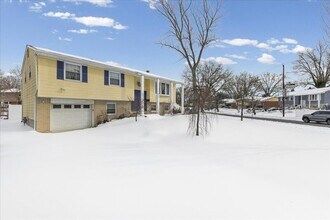 5 Knollwood Dr in Cherry Hill Township, NJ - Foto de edificio - Building Photo