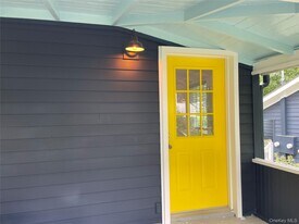 41 Chestnut Ave in East Setauket, NY - Building Photo