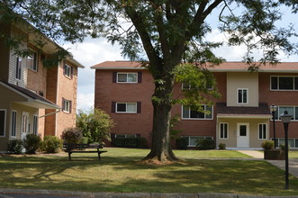 Hickory Arms Apartments in Hermitage, PA - Building Photo - Building Photo