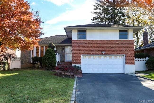 91 Birchwood Park Dr in Syosset, NY - Building Photo - Building Photo