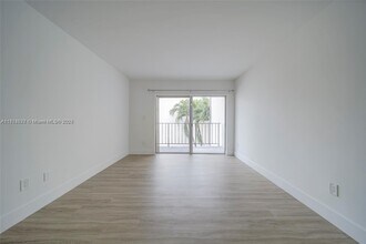 5501 NW 7th St, Unit E314 in Miami, FL - Building Photo - Building Photo