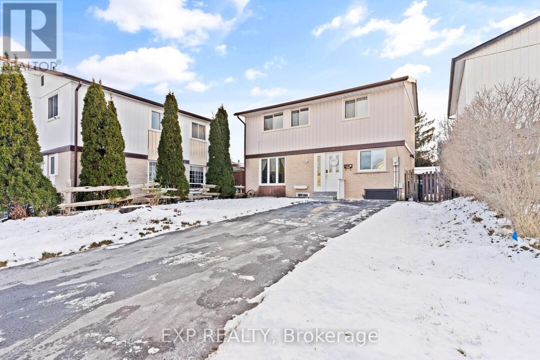 21 HAMLET Ct in Brampton, ON - Building Photo