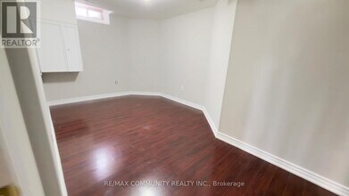 21 Hoptree Ave in Toronto, ON - Building Photo - Building Photo