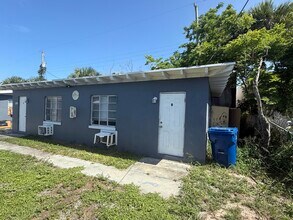 109 E 27th St-Unit -B in Riviera Beach, FL - Building Photo - Building Photo