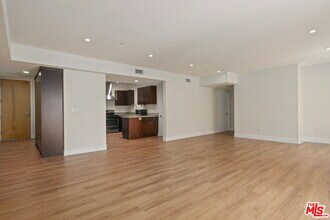 5232 Satsuma Ave-Unit -204 in Los Angeles, CA - Building Photo - Building Photo