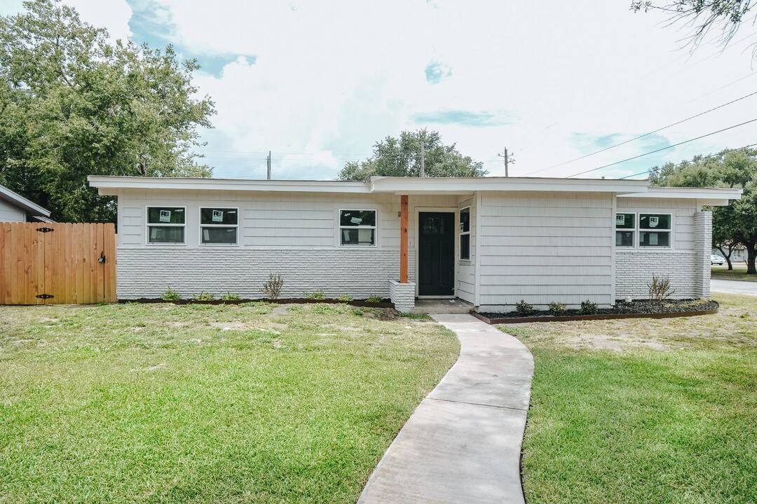 3301 Woodlawn St in Victoria, TX - Building Photo