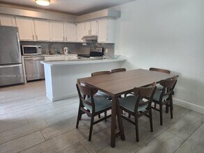 2556 Lakeview Ct in Hollywood, FL - Building Photo - Building Photo